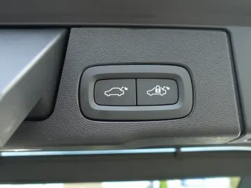 VOLVO XC60 Plus B5 AWD Mild-Hybrid Dark AHK Pano H&K