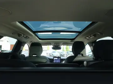 VOLVO XC60 Plus B5 AWD Mild-Hybrid Dark AHK Pano H&K