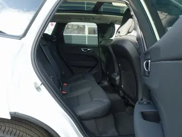 VOLVO XC60 Plus B5 AWD Mild-Hybrid Dark AHK Pano H&K