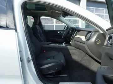 VOLVO XC60 Plus B5 AWD Mild-Hybrid Dark AHK Pano H&K