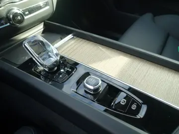 VOLVO XC60 Plus B5 AWD Mild-Hybrid Dark AHK Pano H&K