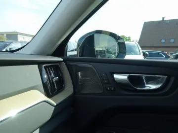 VOLVO XC60 Plus B5 AWD Mild-Hybrid Dark AHK Pano H&K