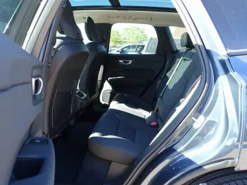 VOLVO XC60 Plus Dark B5 AWD Pano HeadUP 360  H&K