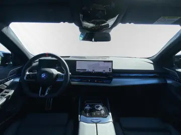 BMW i5 M60 xDrive AHK Pano DAProf. B&W Autobahnass.