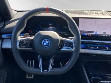 BMW i5 M60 xDrive AHK Pano DAProf. B&W Autobahnass.
