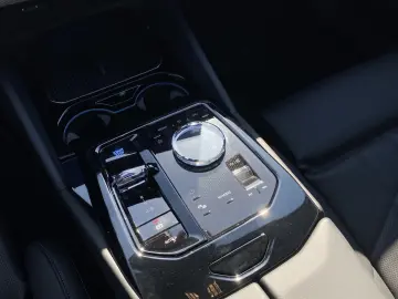 BMW i5 M60 xDrive AHK Pano DAProf. B&W Autobahnass.
