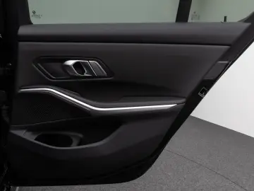 BMW 320i M SportPro Glasdach Kamera HUD DAB HiFi 19