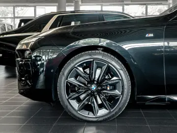 BMW 740d M Sport Aut.Tür Sky B&W Inno TV AHK HUD