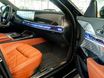 BMW 740d M Sport Aut.Tür Sky B&W Inno TV AHK HUD