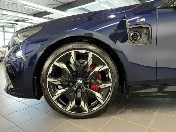 BMW 550e xDrive Touring M Sport Pro HUD PANO ACC AHK
