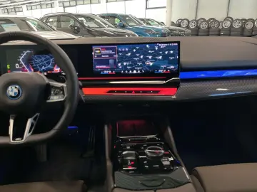 BMW 550e xDrive Touring M Sport Pro HUD PANO ACC AHK