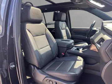 CHEVROLET Tahoe High Country 6.2 Liter V8 PANO FOND-ENT 7S