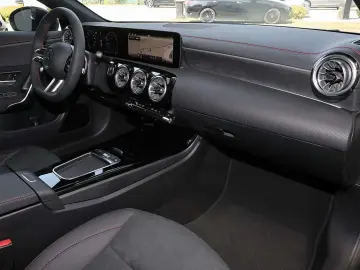 MERCEDES-BENZ CLA 200 Coupé AMG 360
