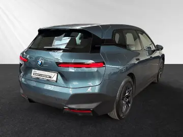BMW iX xDrive40 Inkl. € 1.190 Zubehörbonus SkyLounge