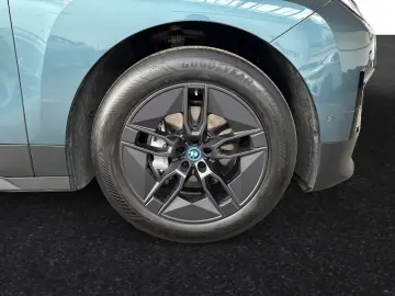 BMW iX xDrive40 Inkl. € 1.190 Zubehörbonus SkyLounge