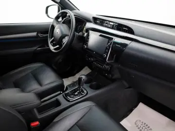 TOYOTA Hilux 2.8 D-4D Invincible ACC Navi Rollo AHK