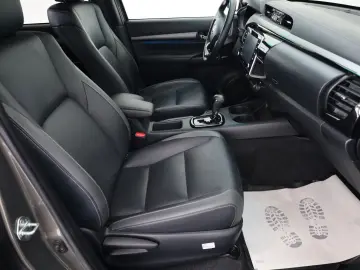 TOYOTA Hilux 2.8 D-4D Invincible ACC Navi Rollo AHK