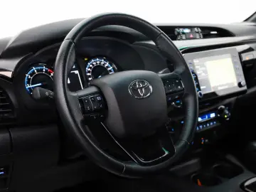 TOYOTA Hilux 2.8 D-4D Invincible ACC Navi Rollo AHK