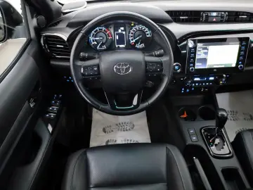 TOYOTA Hilux 2.8 D-4D Invincible ACC Navi Rollo AHK