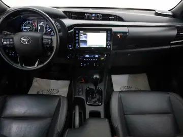 TOYOTA Hilux 2.8 D-4D Invincible ACC Navi Rollo AHK