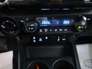 TOYOTA Hilux 2.8 D-4D Invincible ACC Navi Rollo AHK