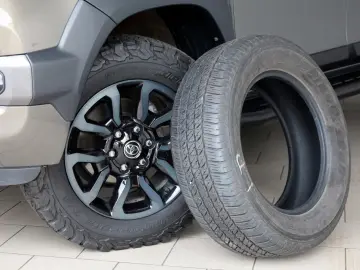TOYOTA Hilux 2.8 D-4D Invincible ACC Navi Rollo AHK