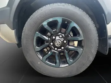 TOYOTA Hilux 2.8 D-4D Double Cab Invincible 4x4