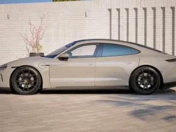 PORSCHE Taycan FACELIFT BATT  PANO AIR 21 RS ACHTERASST