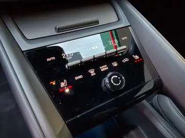 PORSCHE Macan EV 100kWh - NAPPA   21    TREKHAAK