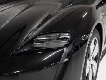 PORSCHE Taycan Panorama-Festglasdach DAB Tempostat