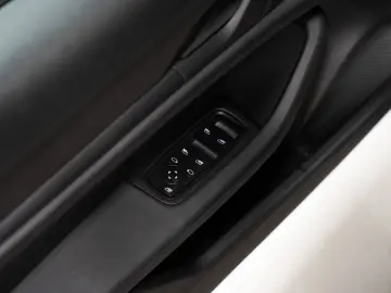 PORSCHE Taycan Panorama-Festglasdach DAB Tempostat