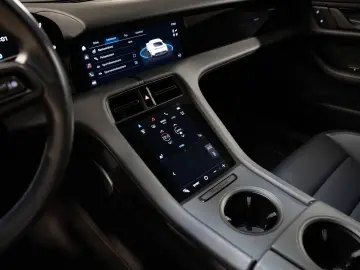PORSCHE Taycan Panorama-Festglasdach DAB Tempostat