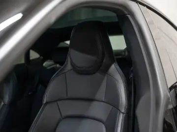 PORSCHE Taycan Panorama-Festglasdach DAB Tempostat