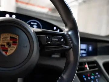 PORSCHE Taycan Panorama-Festglasdach DAB Tempostat