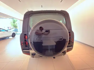 LAND ROVER Defender 130 D300 X-Dynamic SE AHK SITZKÜHLUNG