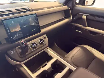 LAND ROVER Defender 130 D300 X-Dynamic SE AHK SITZKÜHLUNG