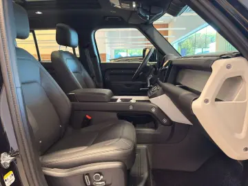 LAND ROVER Defender 130 D300 X-Dynamic SE AHK SITZKÜHLUNG