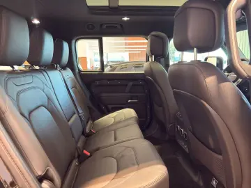 LAND ROVER Defender 130 D300 X-Dynamic SE AHK SITZKÜHLUNG