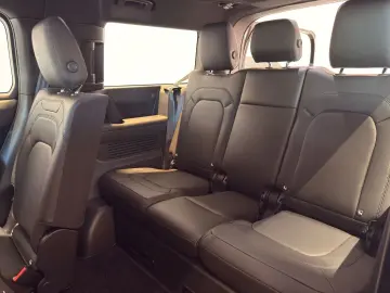 LAND ROVER Defender 130 D300 X-Dynamic SE AHK SITZKÜHLUNG