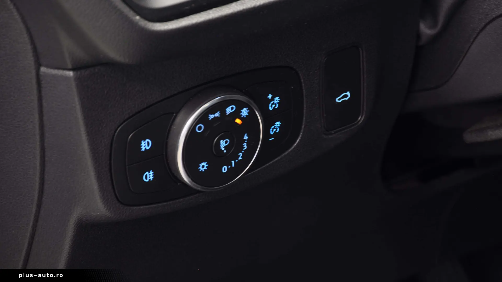 FORD Focus 2023 — imagine 10