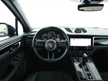PORSCHE Macan GTS LED Navi 360  Chrono Pano AHK Burm