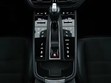 PORSCHE Macan GTS LED Navi 360  Chrono Pano AHK Burm