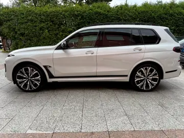 BMW X7 M60i  Sky Lounge Carbonpaket 23 Zoll 7-Sitzer