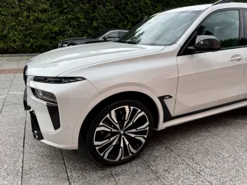 BMW X7 M60i  Sky Lounge Carbonpaket 23 Zoll 7-Sitzer