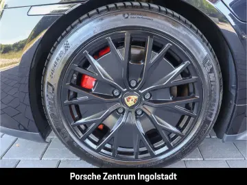 PORSCHE Taycan GTS Hinterachslenkung Beifahrerdisplay He