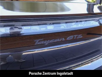 PORSCHE Taycan GTS Hinterachslenkung Beifahrerdisplay He