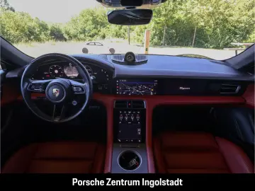PORSCHE Taycan GTS Hinterachslenkung Beifahrerdisplay He