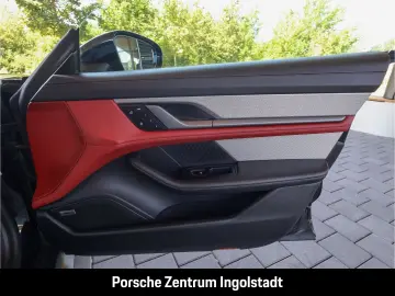 PORSCHE Taycan GTS Hinterachslenkung Beifahrerdisplay He