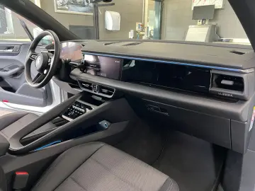 PORSCHE Macan 4   Panorama   AHK   Luftfederung