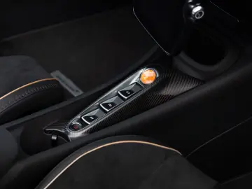MCLAREN Artura Spider   MSO Pack   F1 Drivers Signatures